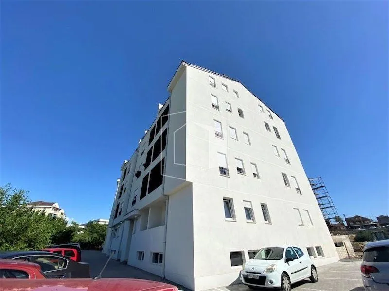 Pogled na spoljašnjost moderne stambene zgrade.