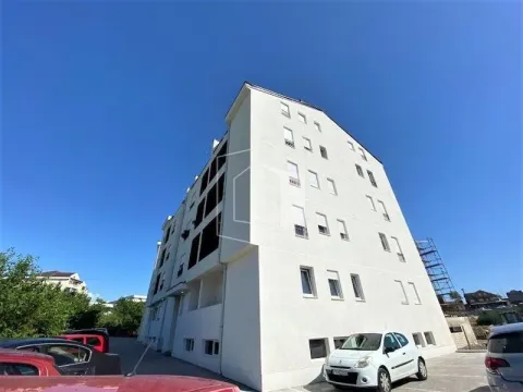 Pogled na spoljašnjost moderne stambene zgrade. - image 16