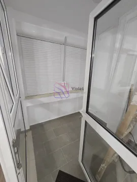 Zastakljeni balkon sa pločicama na podu i bijelim roletnama na prozorima. - image 12