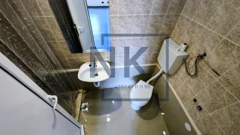 Smaller bathroom with tiling, washbasin and toilet. - image 10