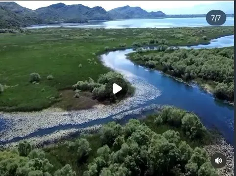 Panoramski pogled na rijeku i okolnu prirodu iz vazduha.
