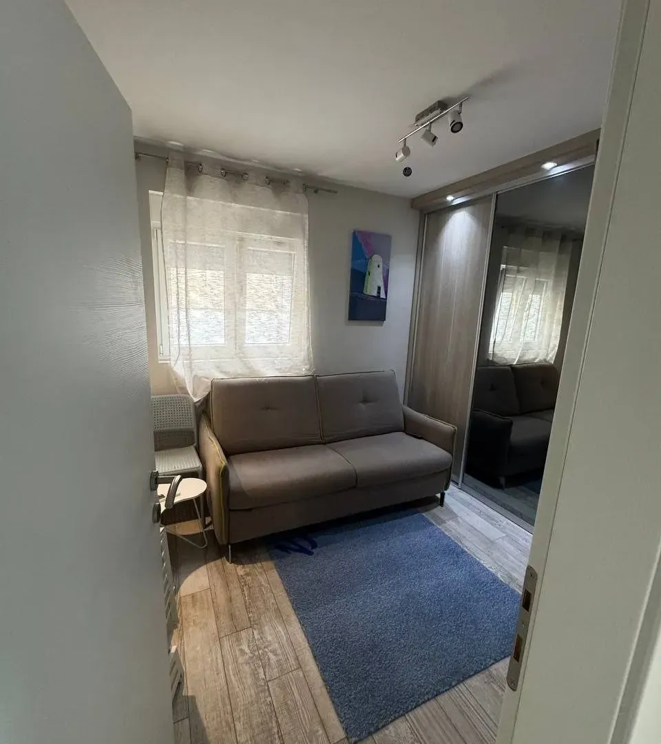 Izdavanje, dvosoban stan, 75m², Centar, Tivat