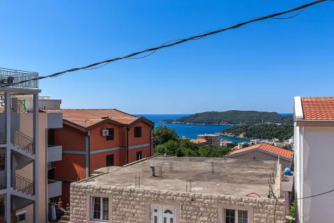 Pogled na more i okolne zgrade sa terase objekta. - image 23