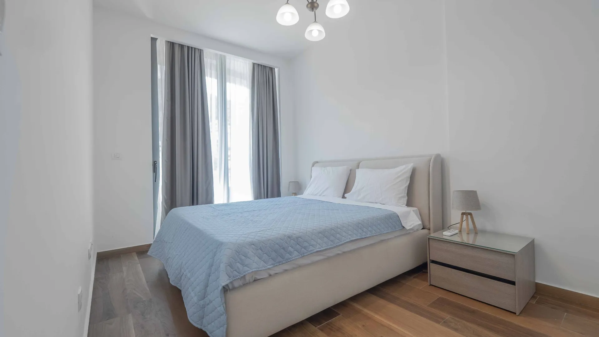 Izdavanje, dvosoban stan, 81m², Centar, Budva