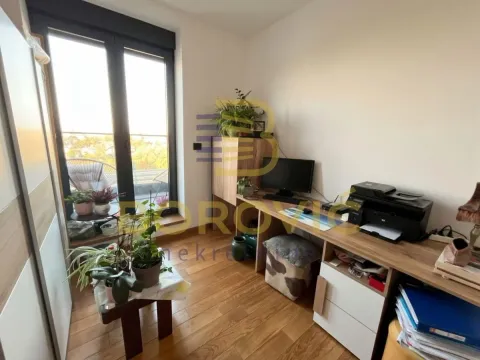 Manja soba sa radnim stolom, računarom i izlazom na terasu. - image 7