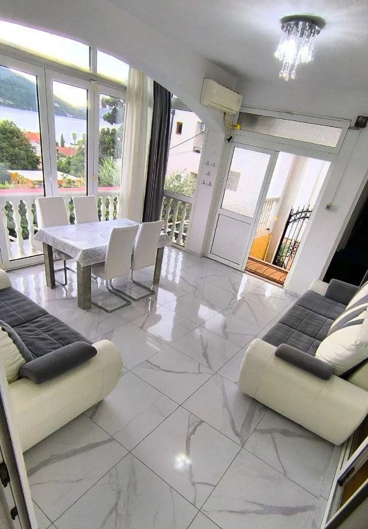 Izdavanje, dvosoban stan, 85m², Kumbor, Herceg Novi