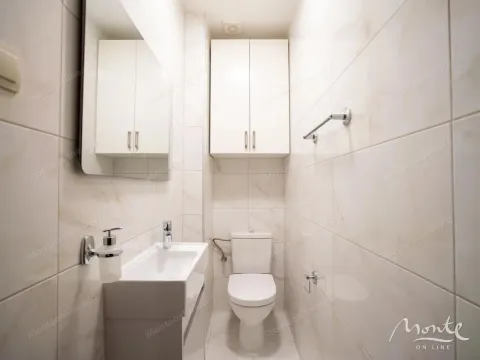Kompaktno kupatilo sa umivaonikom, WC šoljom i zidnim ormarićem. - image 25