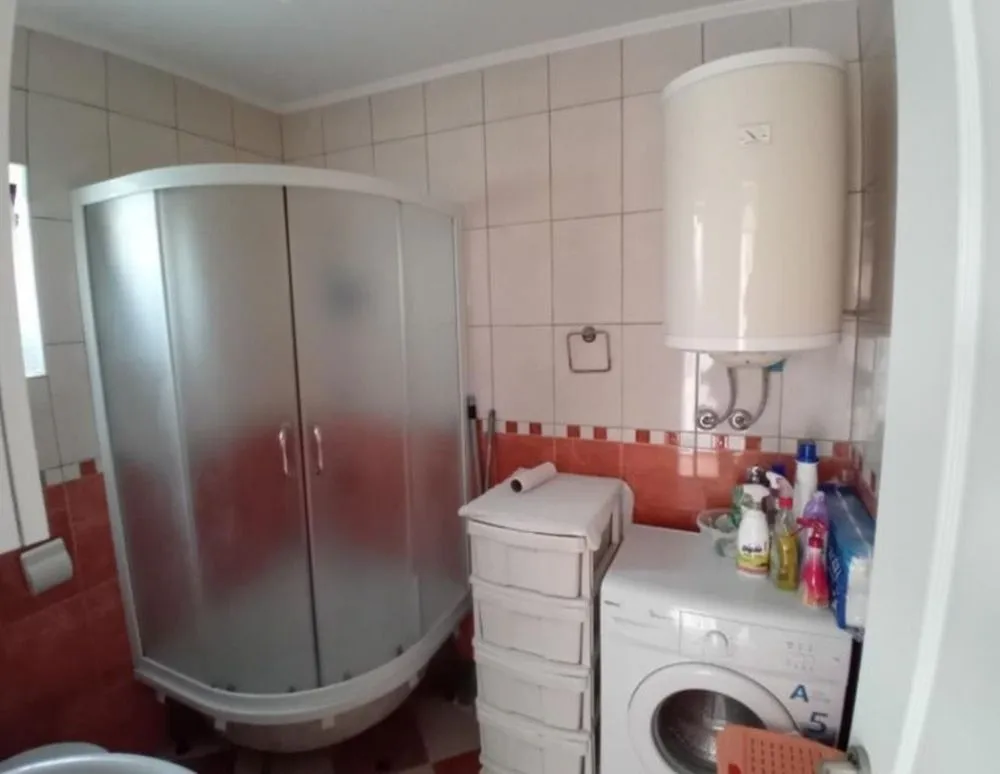 Kupatilo sa tuš kabinom, bojlerom i veš mašinom.