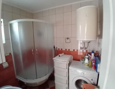 Kupatilo sa tuš kabinom, bojlerom i veš mašinom. - image 3