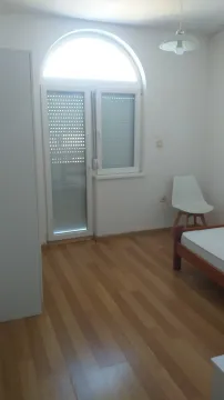 Svijetla spavaća soba sa drvenim podom. - image 9