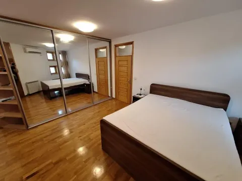 Spavaća soba sa bračnim krevetom i velikim ugradnim ormarom sa ogledalima. - image 6