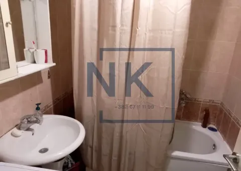 Manje kupatilo sa umivaonikom i kadom sa zavjesom. - image 6