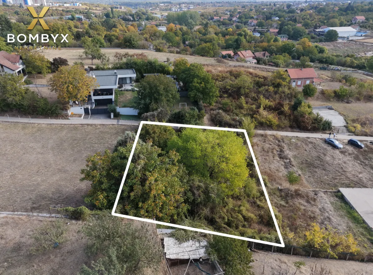 Pogled iz vazduha na građevinsku parcelu sa označenim granicama.