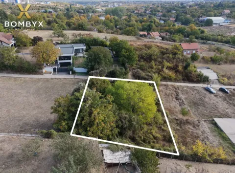 Pogled iz vazduha na građevinsku parcelu sa označenim granicama. - image 3