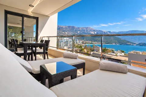 Spacious terrace with patio furniture and a sea view. - image 11
