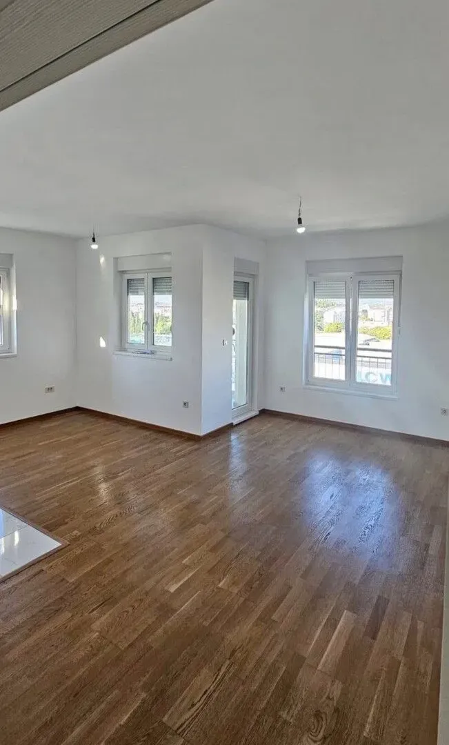 Izdavanje, dvosoban stan, 70m², Zabjelo, Podgorica