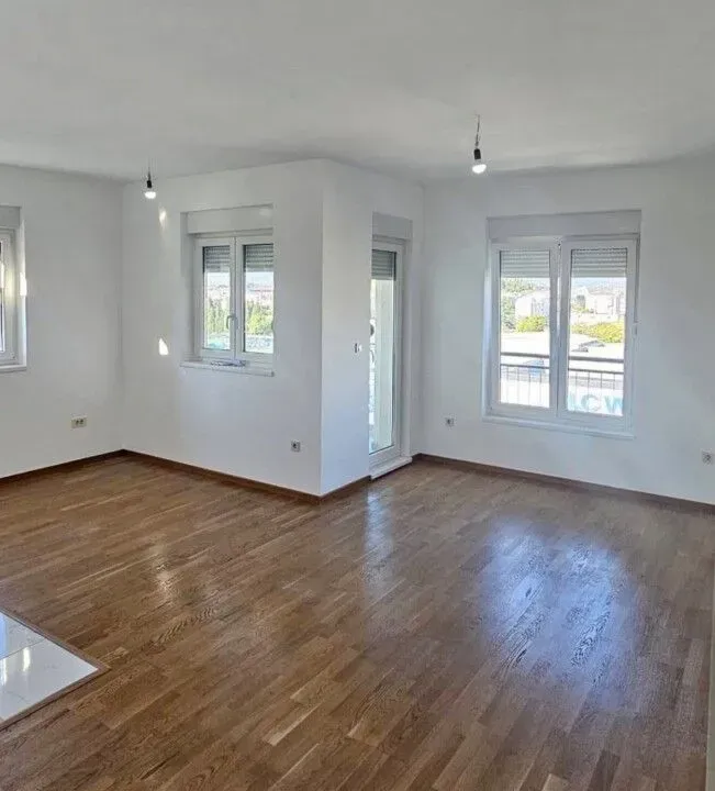 Izdavanje, dvosoban stan, 70m², Zabjelo, Podgorica