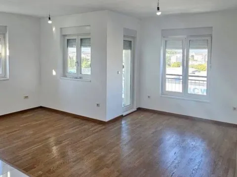 Izdavanje, dvosoban stan, 70m², Zabjelo, Podgorica - image 1