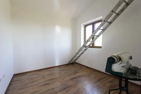 Prazna soba sa laminatom, prozorom i drvenim ljestvama. - image 12