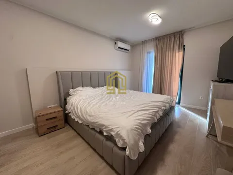 Namještena spavaća soba sa bračnim krevetom, noćnim stočićem i klima uređajem. - image 11