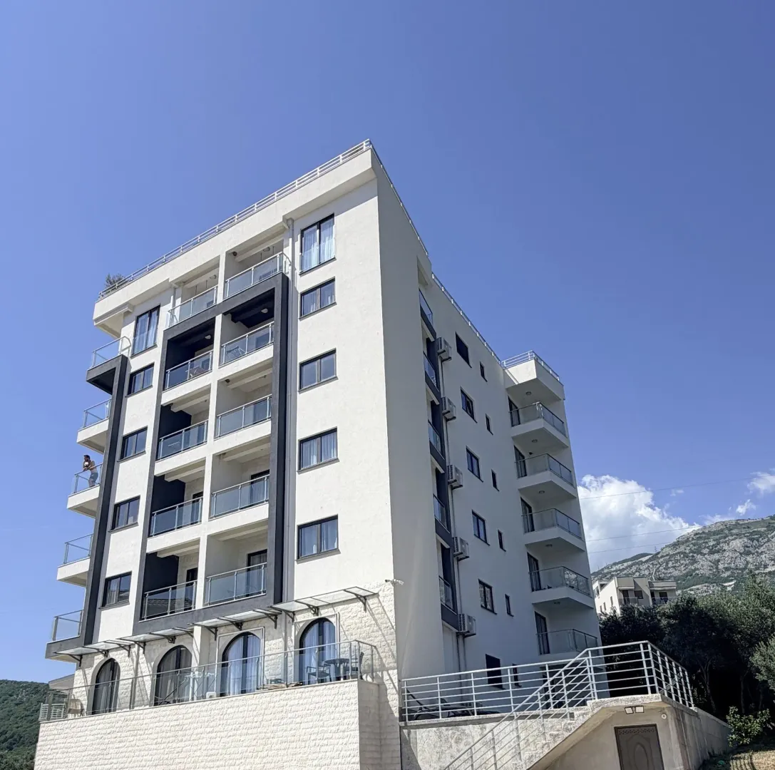 Spoljašnji izgled moderne stambene zgrade sa terasama i balkonskim ogradama.