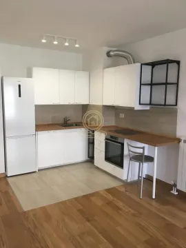 Moderna bela kuhinja sa ugradnim aparatima i trpezarijskim delom. - image 4