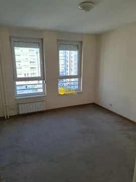 Prazna soba sa dva prozora i tepihom na podu. - image 10