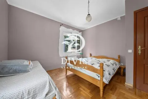 Spavaća soba sa dva kreveta i drvenim podom. - image 16