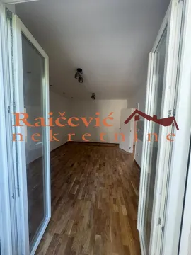 Pogled iz otvorenih balkonskih vrata na praznu prostoriju sa drvenim podom. - image 4