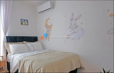 Dečja spavaća soba sa krevetom i zidnim nalepnicama. - image 11