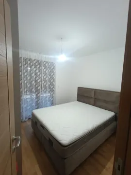 Pogled na urednu spavaću sobu sa bračnim krevetom. - image 8