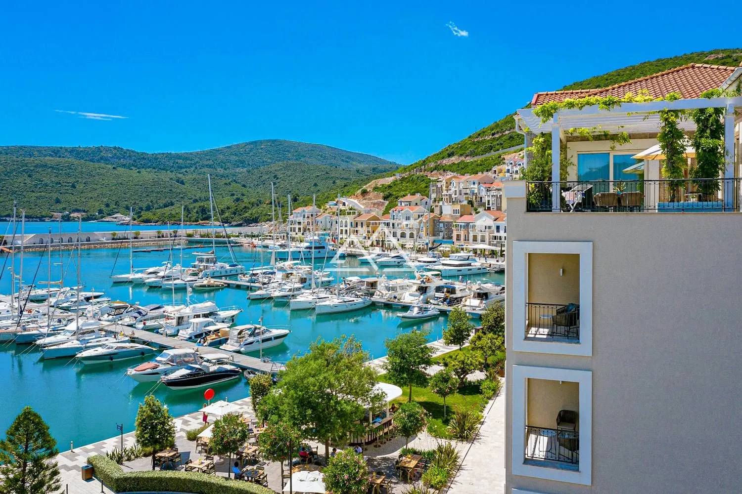 Pogled sa terase na marinu i obalu.