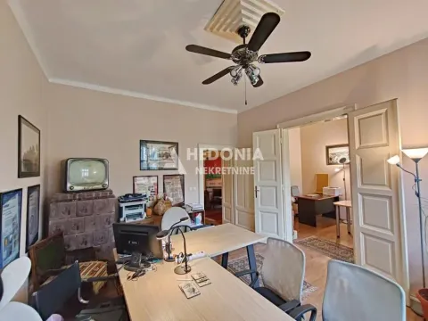 Radna prostorija sa stolovima, računarima i kaminom. - image 3