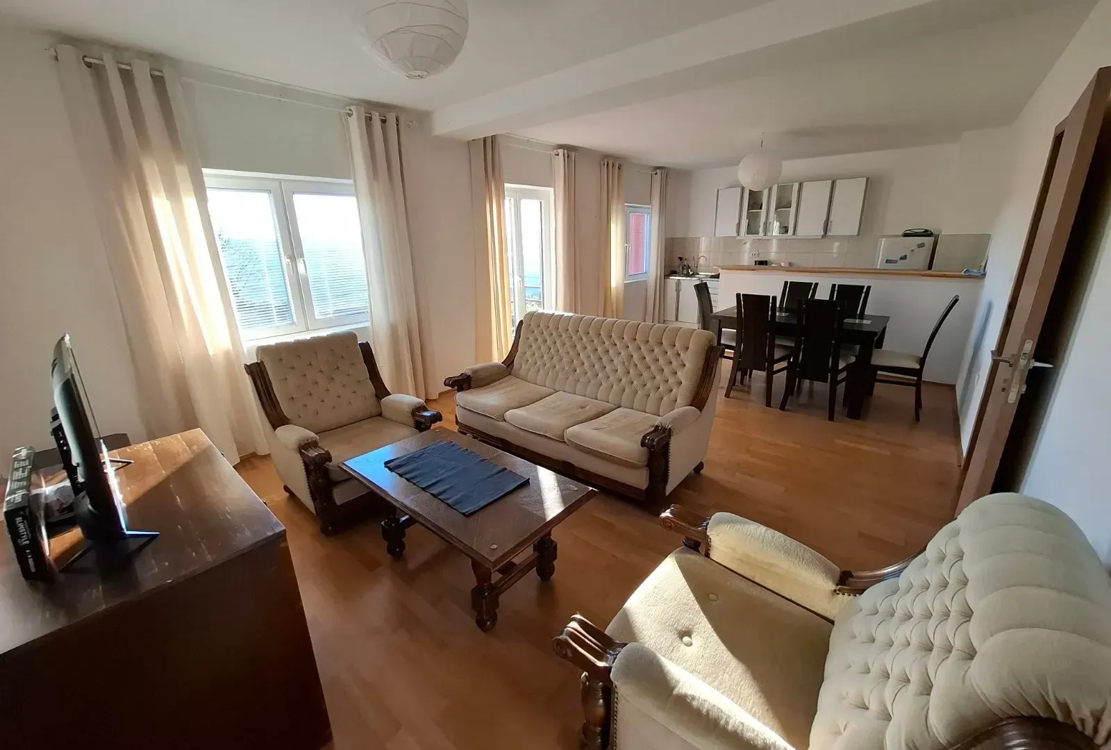 Izdavanje, dvosoban stan, 70m², Radanovići, Kotor