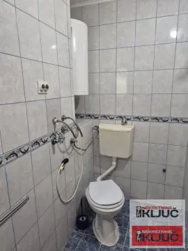 Manje kupatilo obloženo keramičkim pločicama sa WC šoljom i bojlerom. - image 8