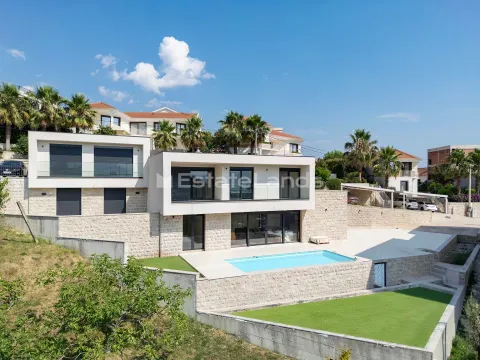 Izdavanje, kuća, 183m², Kava, Tivat - image 1