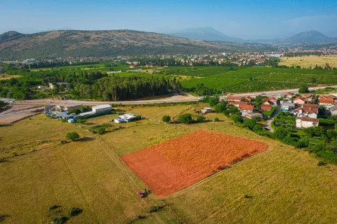 Pogled iz vazduha na zemljište sa okolnim pejzažem i naseljem u pozadini. - image 7