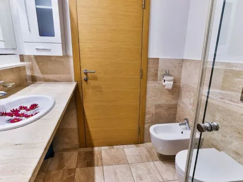 Sale, two bedroom apartment, 85m², Budva, Crna Gora - image 11