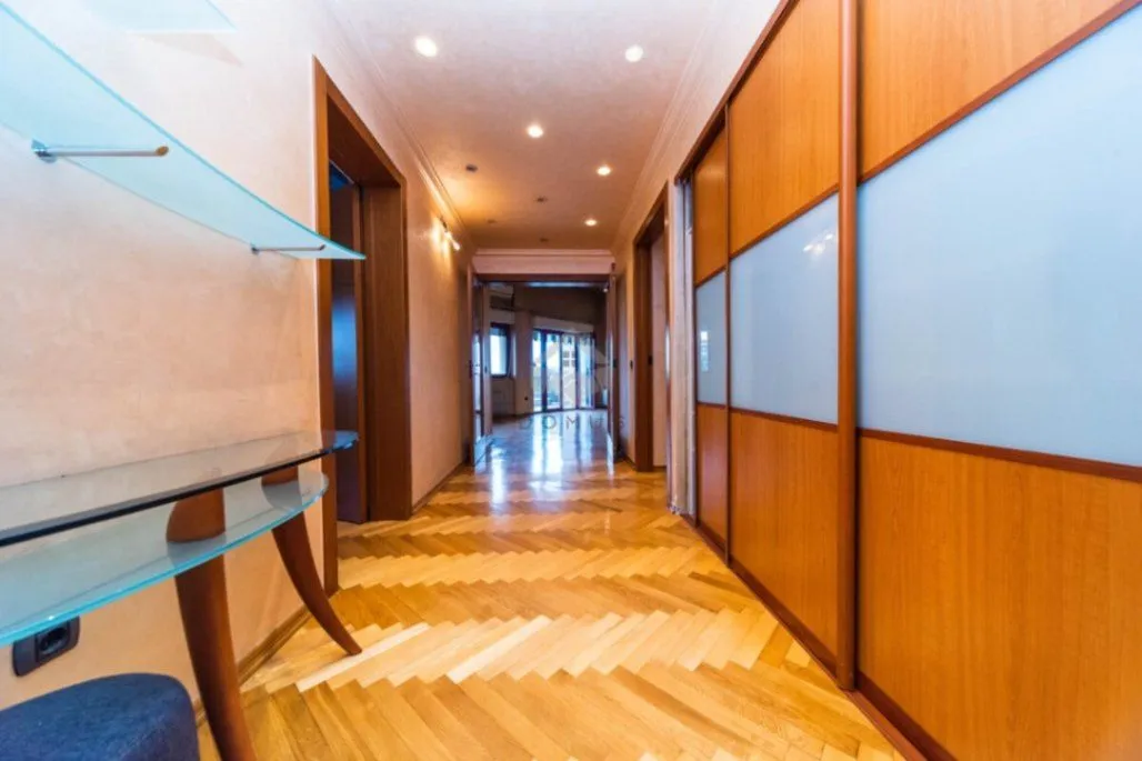 Prodaja, četvorosoban stan, 355m², Preko Morače, Podgorica