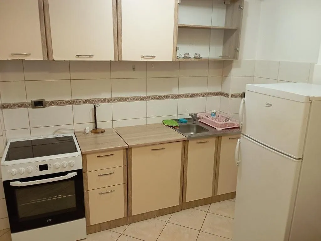 Izdavanje, trosoban stan, 90m², Podgorica, Crna Gora