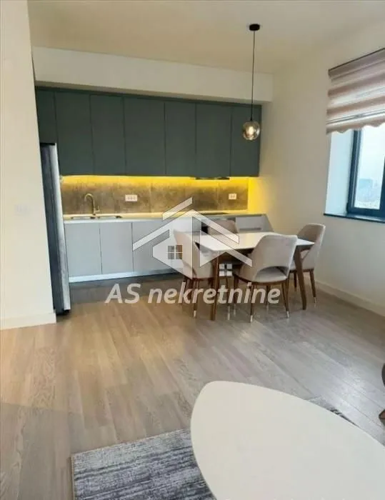 Izdavanje, četvorosoban stan, 110m², Savski Venac, Beograd