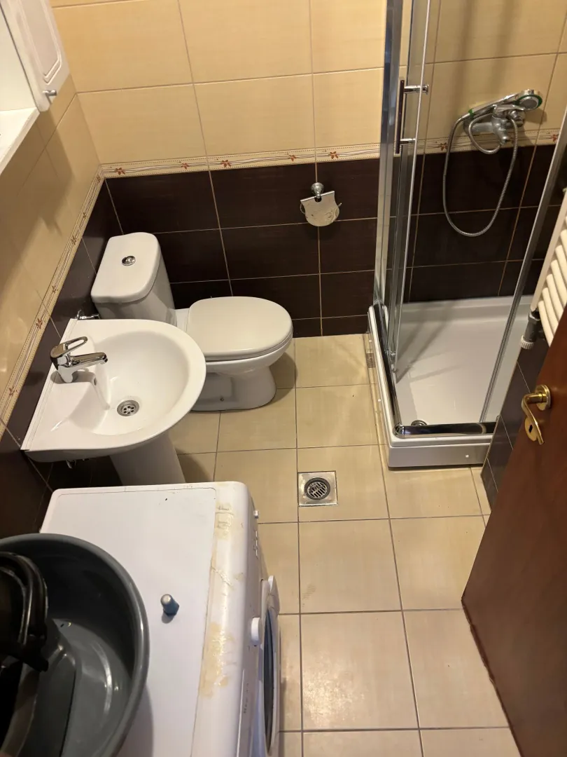 Manje kupatilo sa tuš kabinom, umivaonikom i wc šoljom.