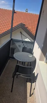 Manji natkriveni balkon sa okruglim stočićem i dve stolice. - image 6