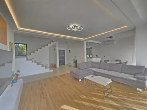 Rent, house, 208m², Budva, Crna Gora - image 13