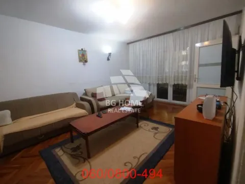 Dnevna soba sa garniturom za sedenje, stočićem i televizorom. - image 2