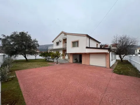 Izdavanje, kuća, 330m², Tološi, Podgorica - image 2