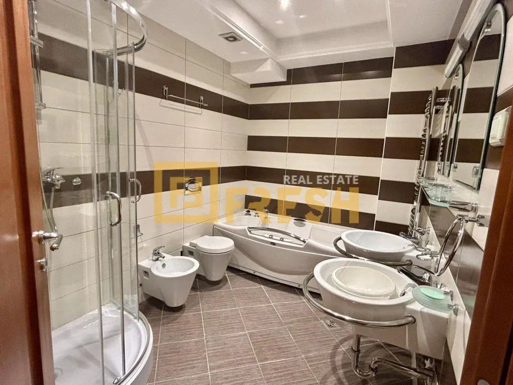 Prodaja, dvosoban stan, 100m², Centar, Podgorica