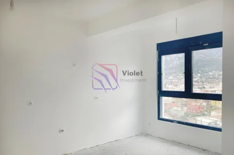 Prazna neuređena prostorija sa bijelim zidovima i prozorom koji gleda na grad. - image 7