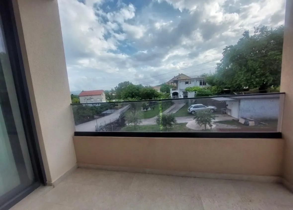 Izdavanje, dvosoban stan, 70m², Gradiošnica, Tivat