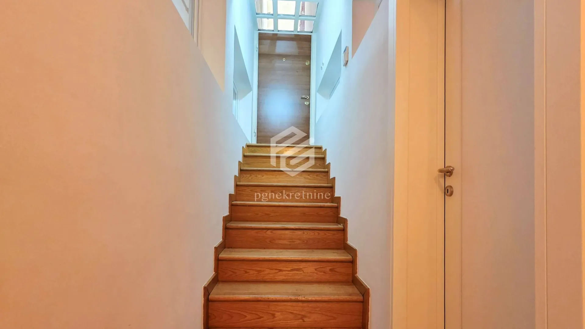 Izdavanje, trosoban stan, 110m², Gorica C, Podgorica